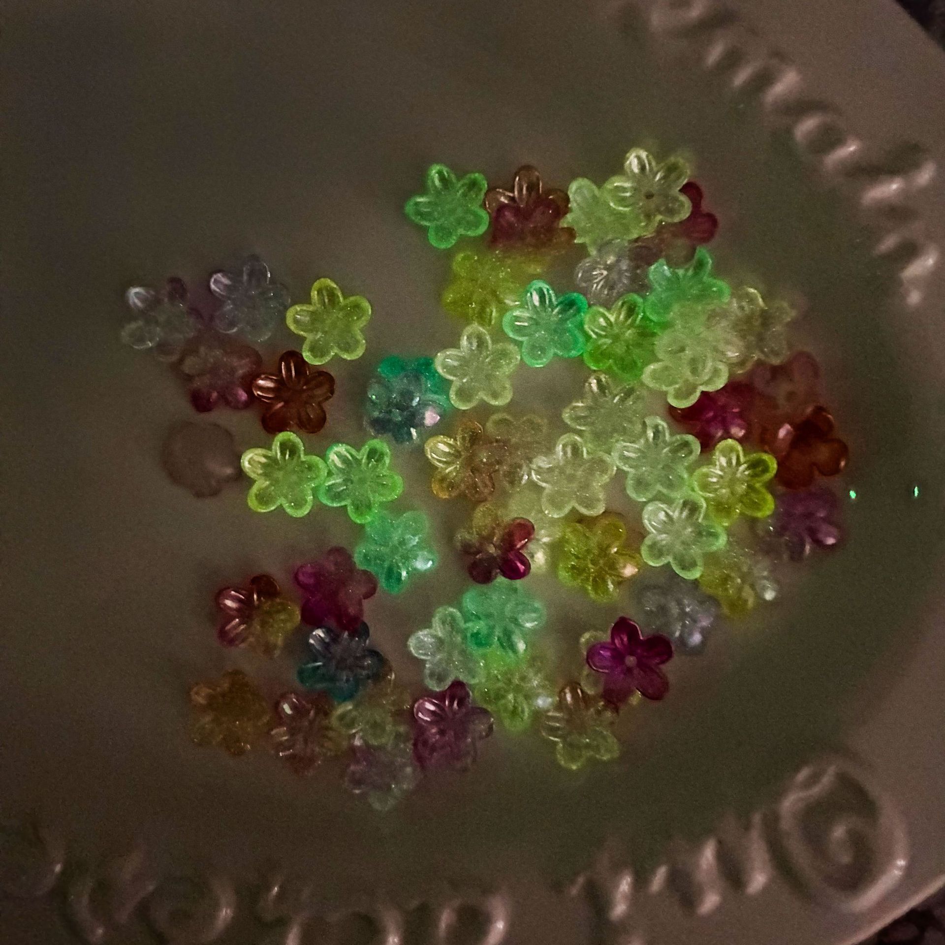 100個入り 12mm 暗闇で光るアクリル桜の花ビーズキャッ - Embellishment Crafts のレビューと価格
